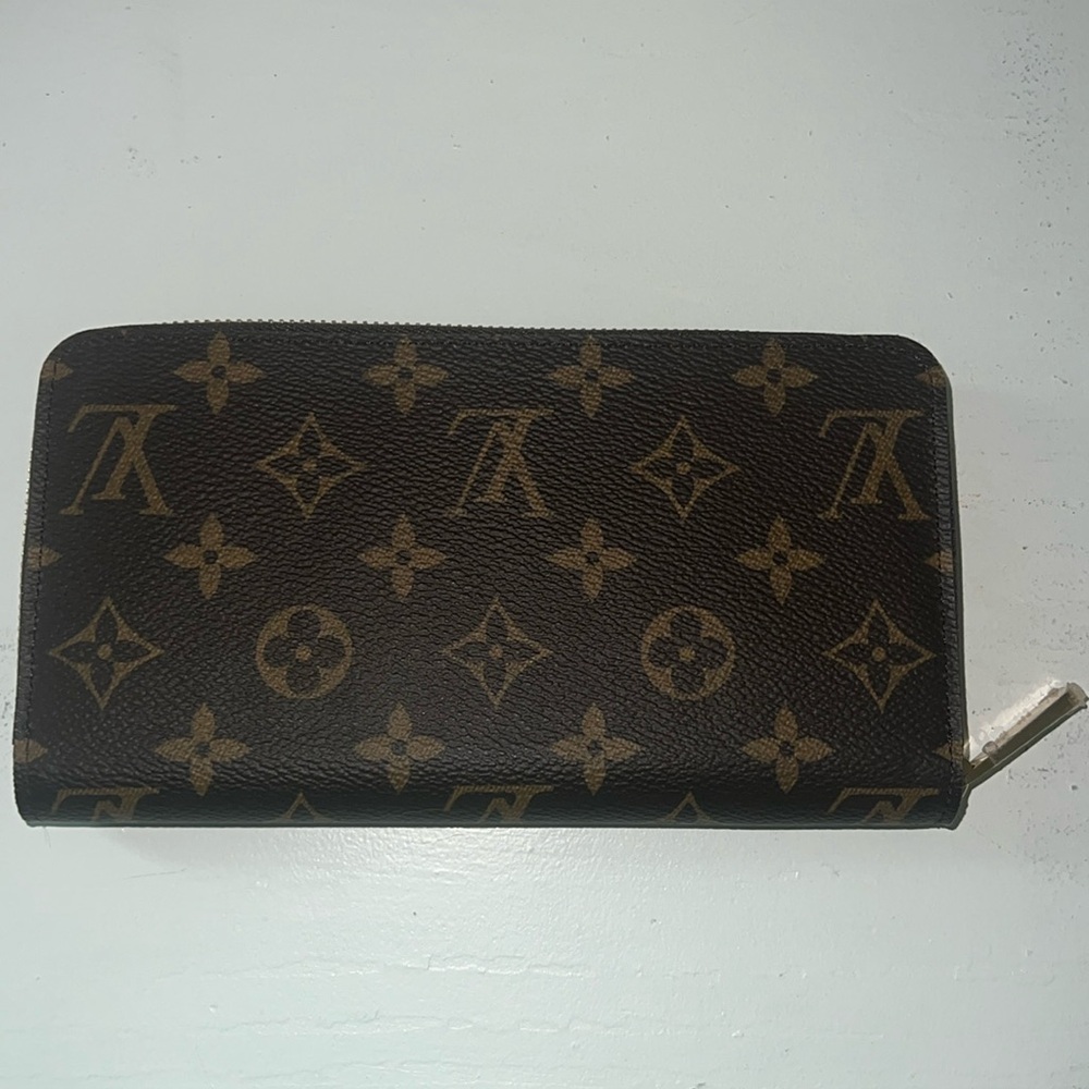 Louis Vuitton Monogram Zippy Wallet. Poppy interior
